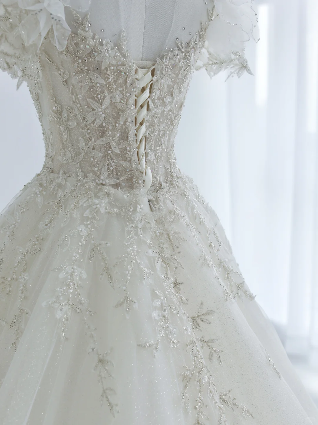 Robe de mariée longue et unique en tulle, à paillettes et perles, manches courtes, C4389