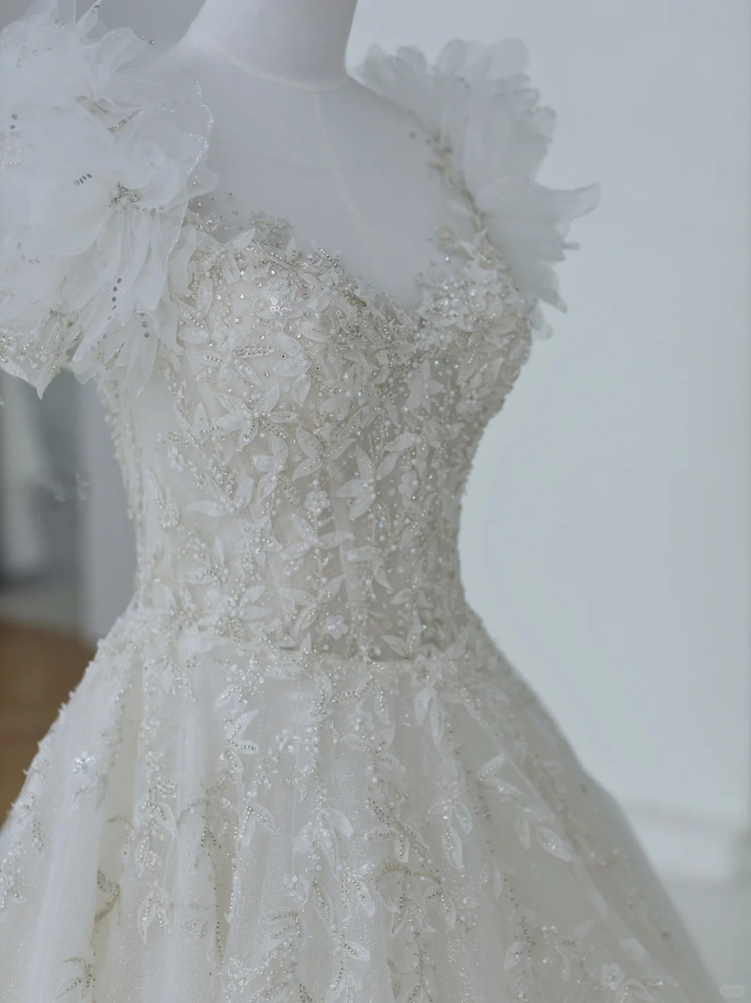 Robe de mariée longue et unique en tulle, à paillettes et perles, manches courtes, C4389