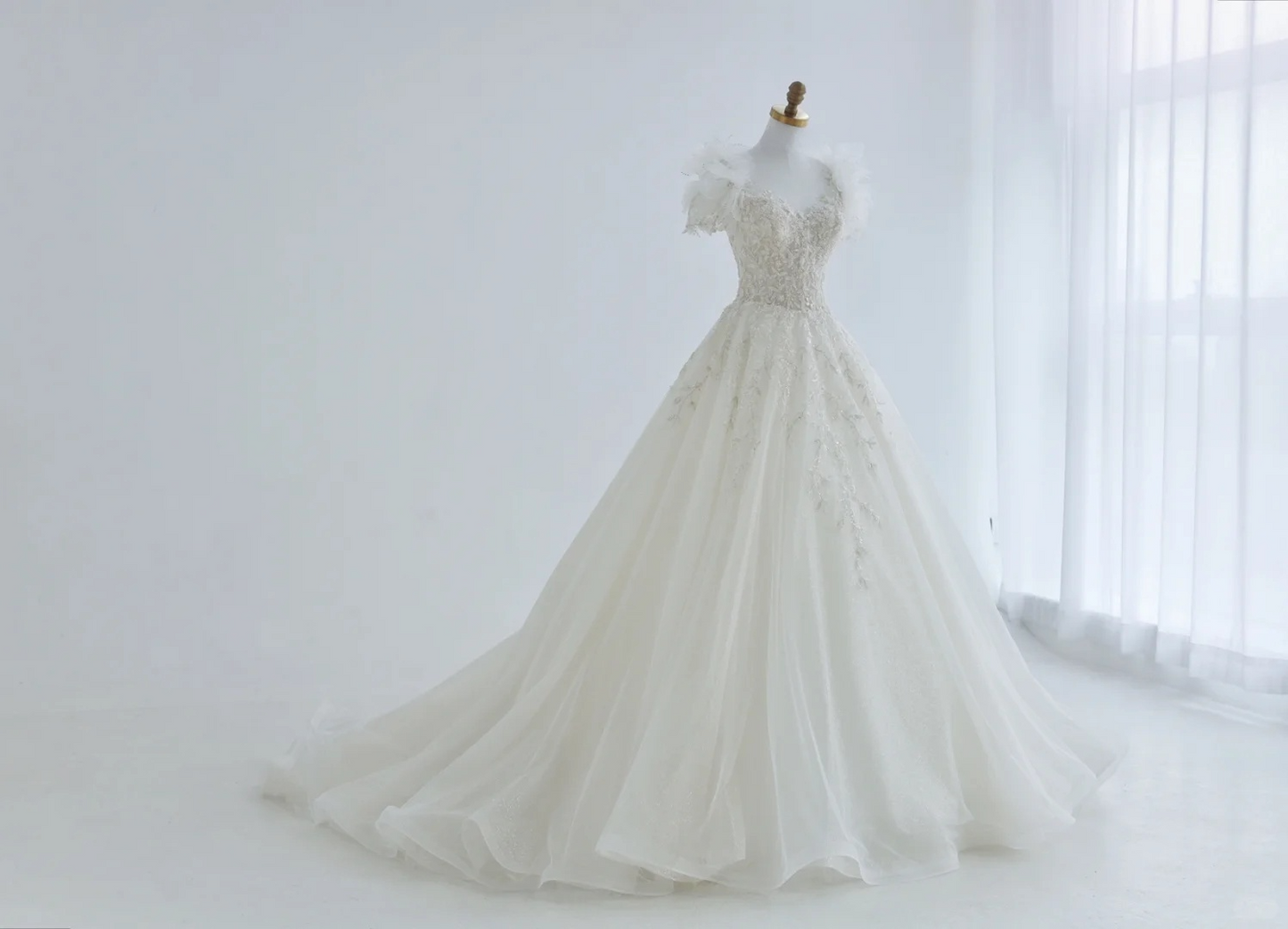 Robe de mariée longue et unique en tulle, à paillettes et perles, manches courtes, C4389