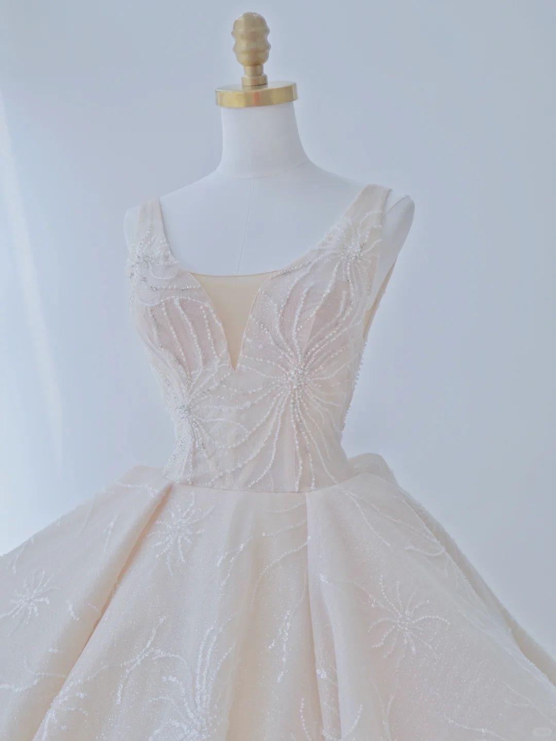 Robe de mariée longue élégante en satin à paillettes et dos nu C4390