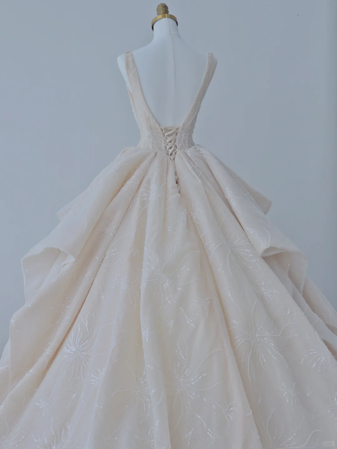 Robe de mariée longue élégante en satin à paillettes et dos nu C4390