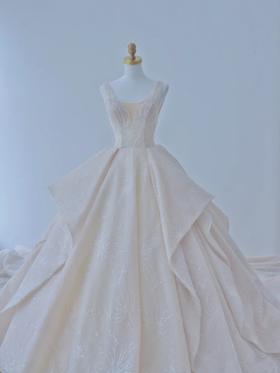 Robe de mariée longue élégante en satin à paillettes et dos nu C4390