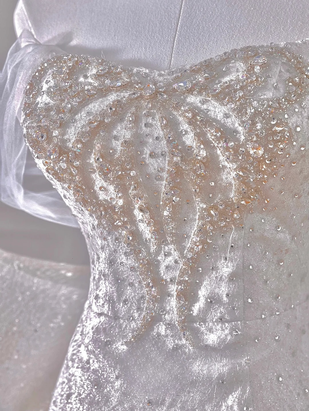 Robe de mariée longue en satin à paillettes et épaules dénudées, style sirène, avec perles et nœud, C4392