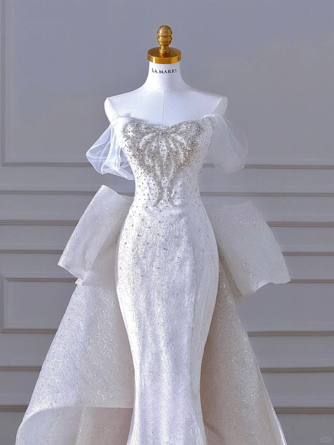 Robe de mariée longue en satin à paillettes et épaules dénudées, style sirène, avec perles et nœud, C4392