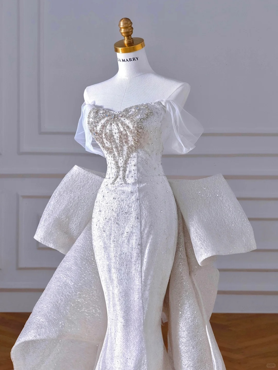Robe de mariée longue en satin à paillettes et épaules dénudées, style sirène, avec perles et nœud, C4392