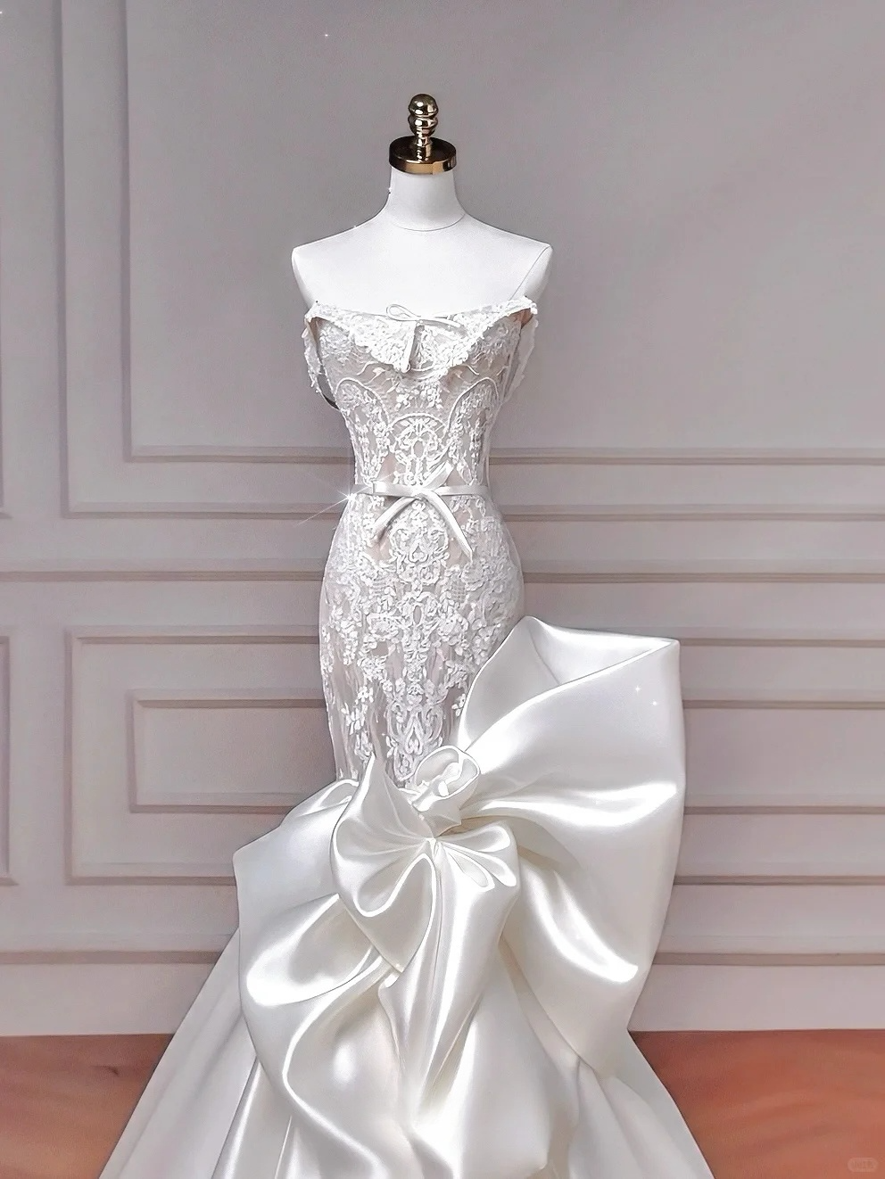 Superbe robe de mariée sirène longue en satin et dentelle, sans bretelles, C4399