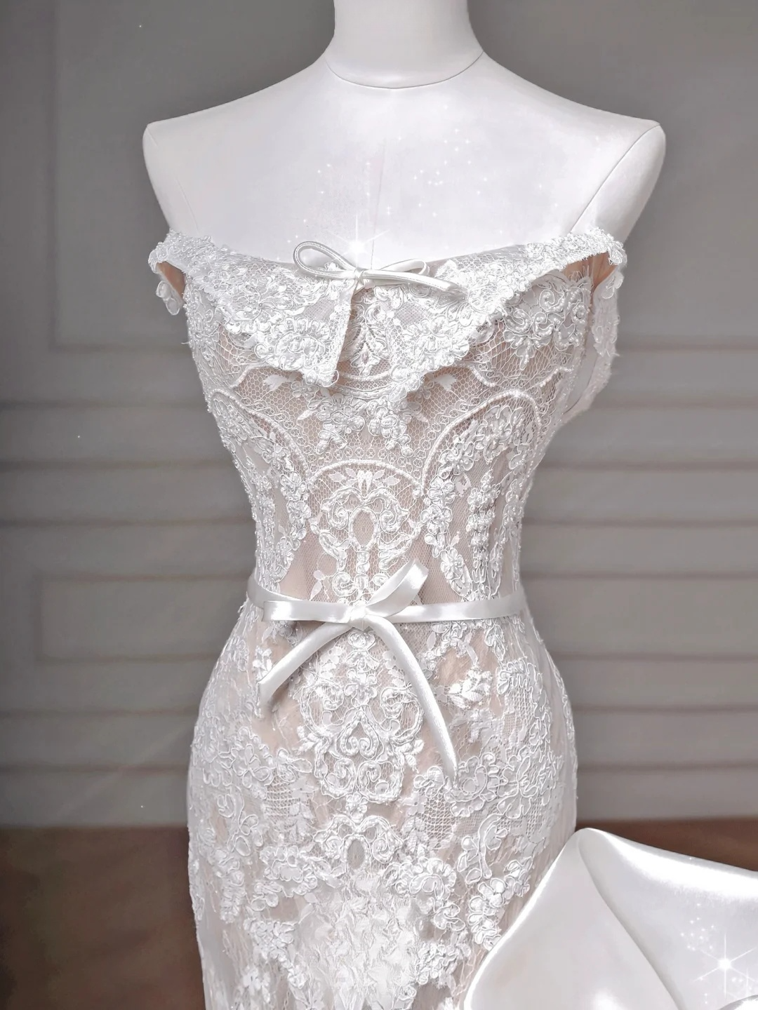 Superbe robe de mariée sirène longue en satin et dentelle, sans bretelles, C4399