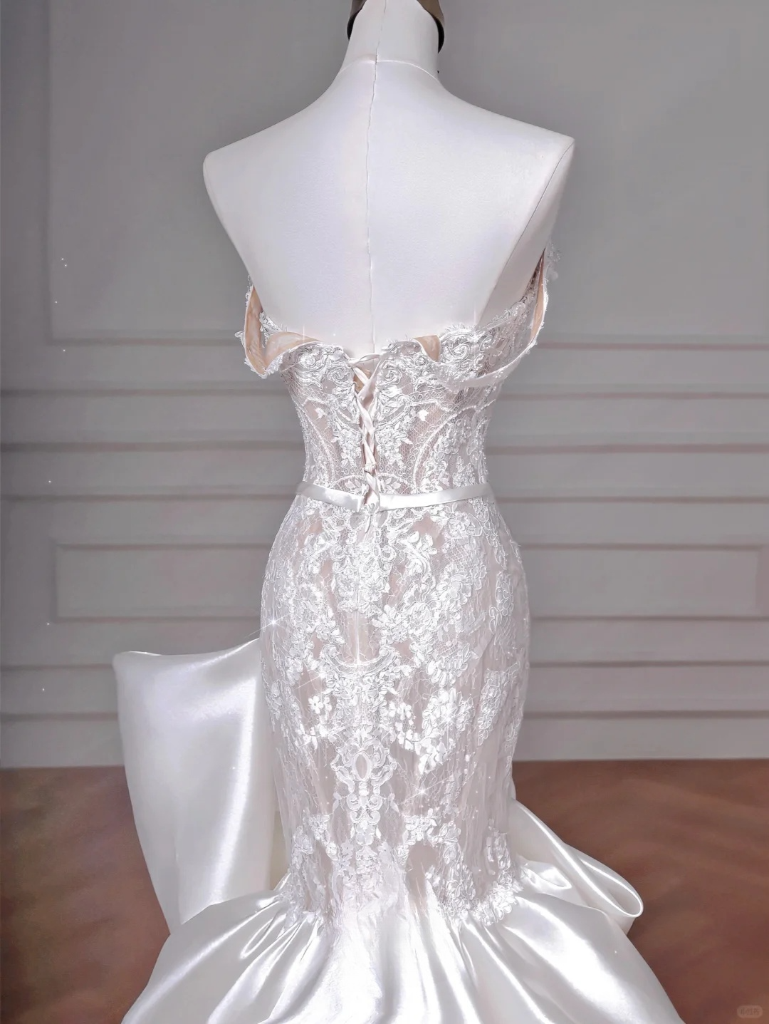 Superbe robe de mariée sirène longue en satin et dentelle, sans bretelles, C4399