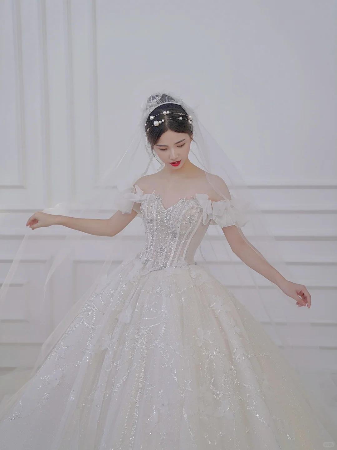 Robe de mariée longue en tulle à épaules dénudées et sequins avec voile C4401