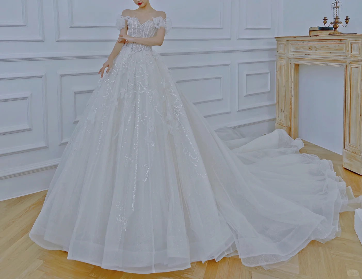 Robe de mariée longue en tulle à épaules dénudées et sequins avec voile C4401