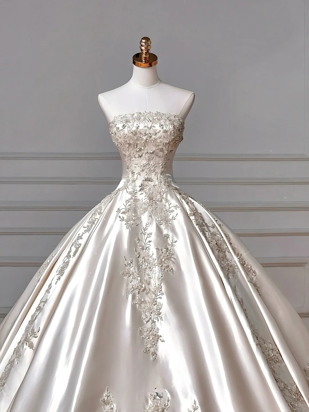 Superbe robe de mariée longue en satin, sans bretelles, à sequins et perles, C4403