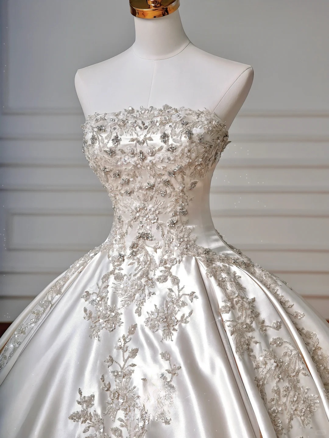Superbe robe de mariée longue en satin, sans bretelles, à sequins et perles, C4403