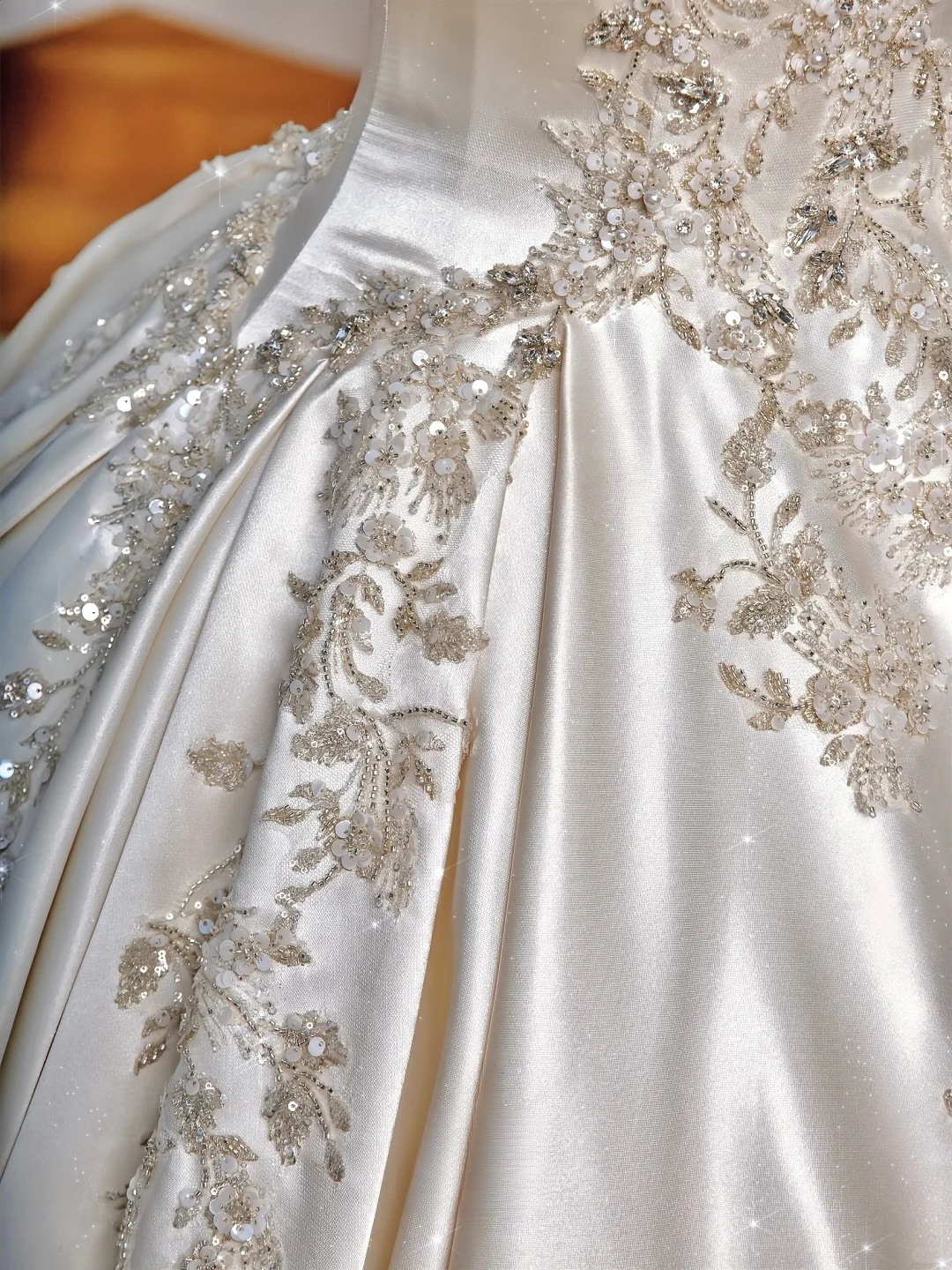 Superbe robe de mariée longue en satin, sans bretelles, à sequins et perles, C4403