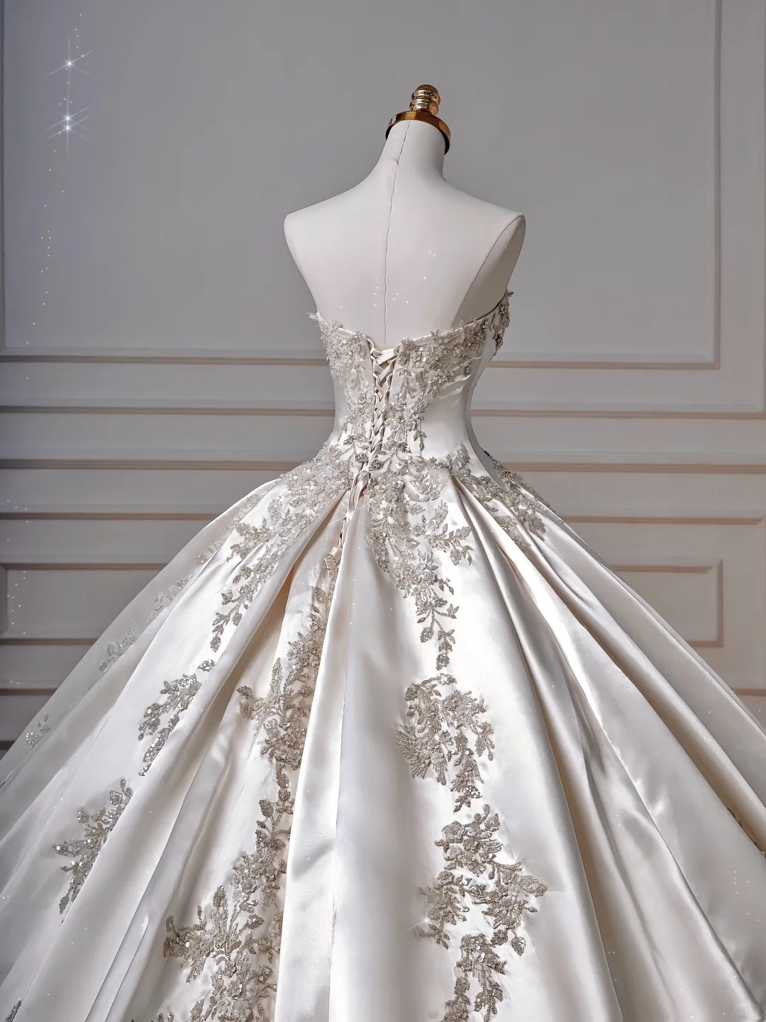 Superbe robe de mariée longue en satin, sans bretelles, à sequins et perles, C4403