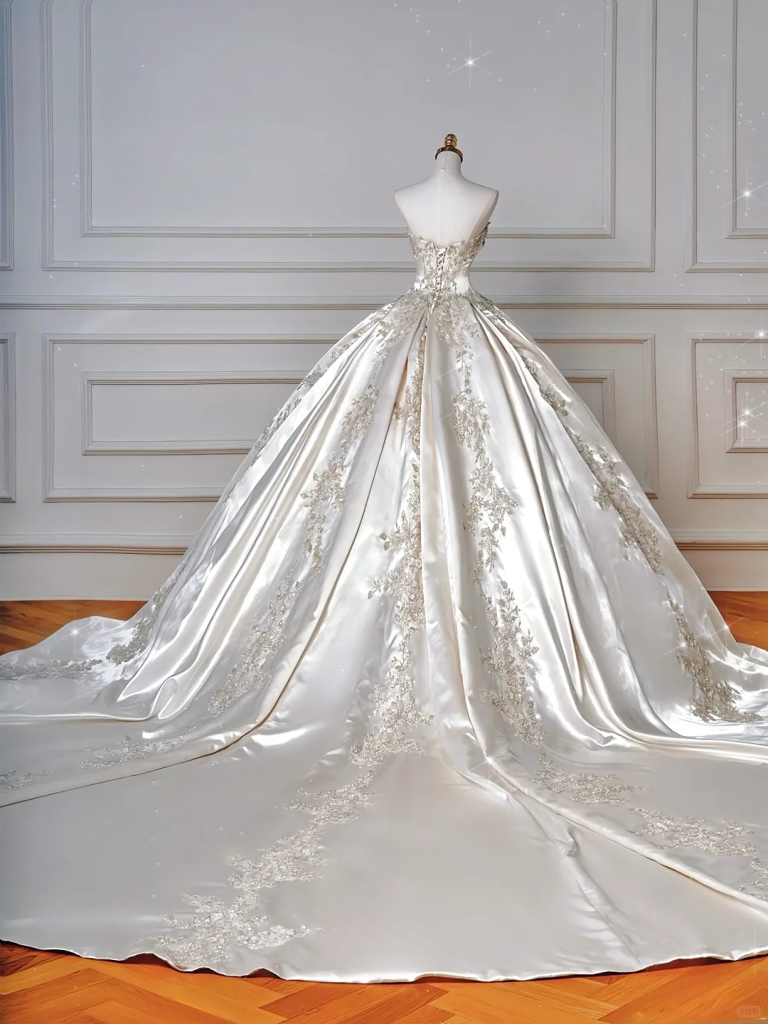 Superbe robe de mariée longue en satin, sans bretelles, à sequins et perles, C4403