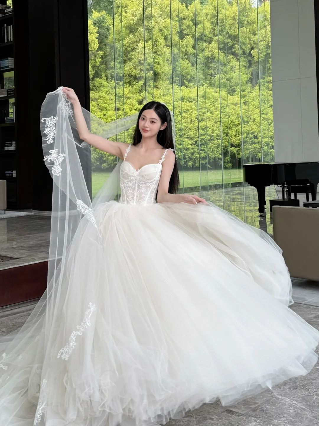 Superbe robe de mariée longue en tulle et dentelle, bretelles spaghetti et voile, C4430