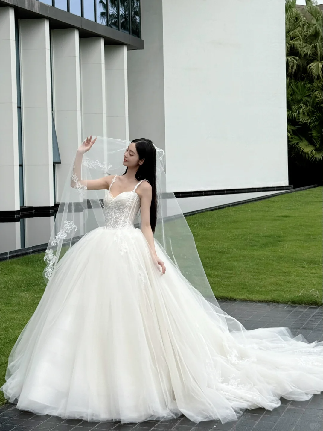 Superbe robe de mariée longue en tulle et dentelle, bretelles spaghetti et voile, C4430