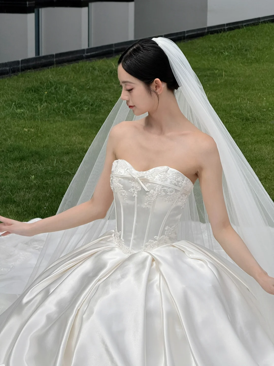 Robe de mariée longue élégante en satin, bustier, dentelle et voile, C4431