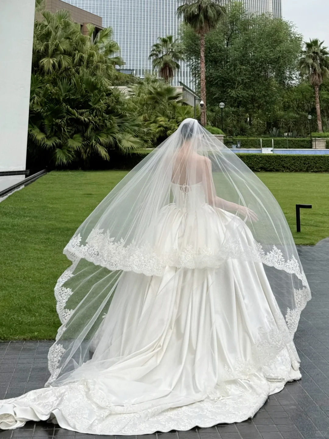 Robe de mariée longue élégante en satin, bustier, dentelle et voile, C4431