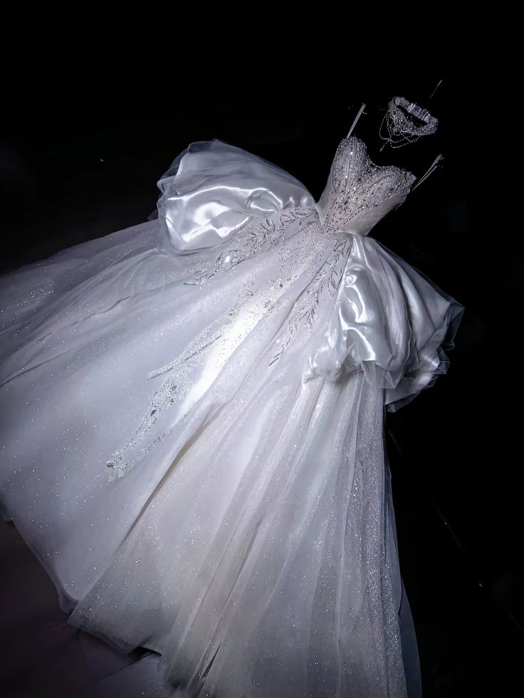 Robe de mariée longue intemporelle à bretelles spaghetti, en satin, tulle, paillettes et perles, C4435