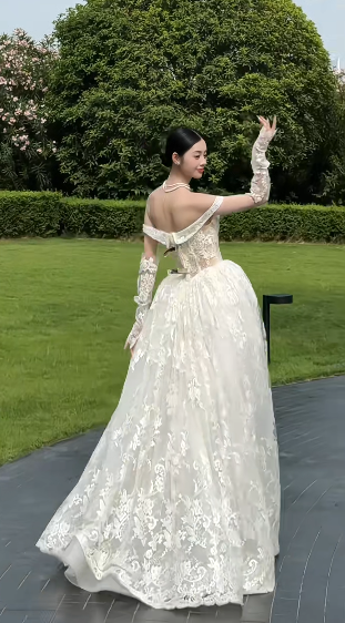 Robe de mariée longue en tulle et dentelle, épaules dénudées, avec manches, style français, C4440