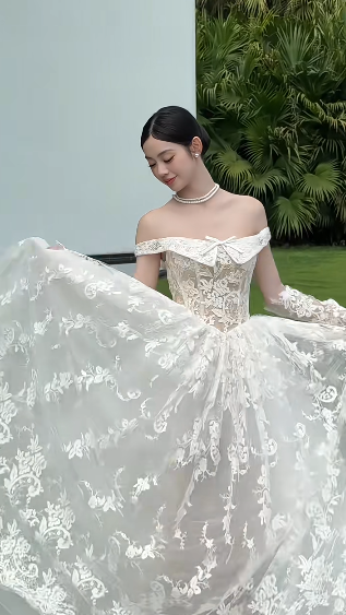 Robe de mariée longue en tulle et dentelle, épaules dénudées, avec manches, style français, C4440