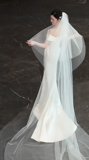 Robe de mariée longue élégante en satin à épaules dénudées et voile C4446