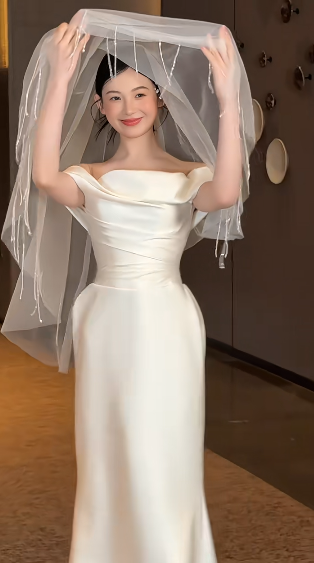 Robe de mariée longue élégante en satin à épaules dénudées et voile C4446