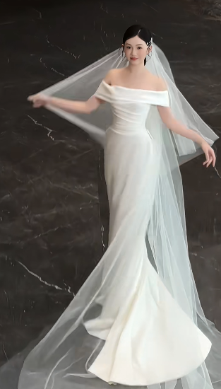 Robe de mariée longue élégante en satin à épaules dénudées et voile C4446