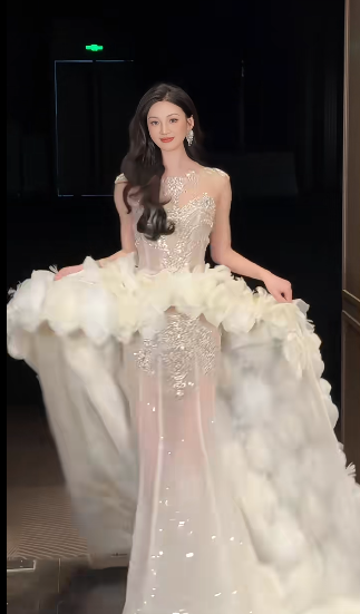 Robe de mariée longue sirène unique en tulle à paillettes et fleurs C4447