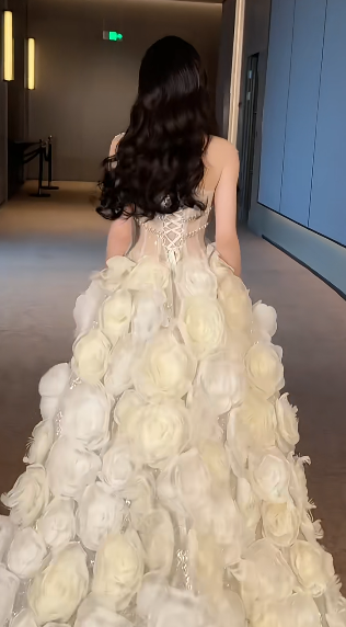 Robe de mariée longue sirène unique en tulle à paillettes et fleurs C4447