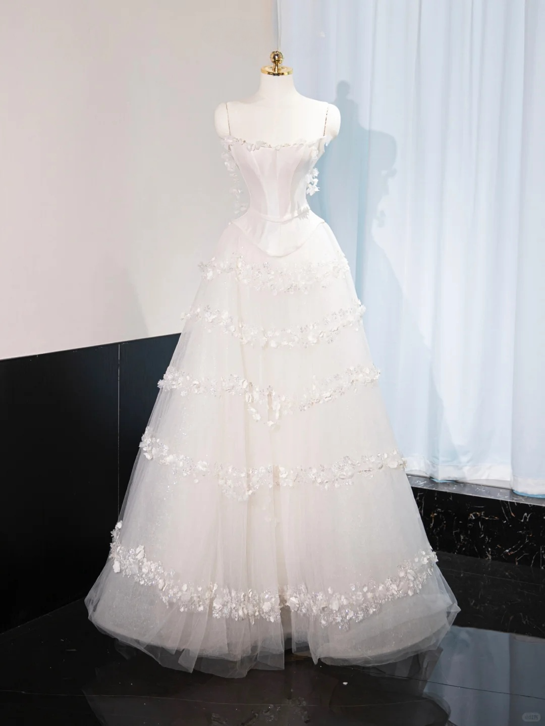 Robe de mariée longue princesse trapèze à bretelles spaghetti en satin blanc et tulle avec appliques C4448