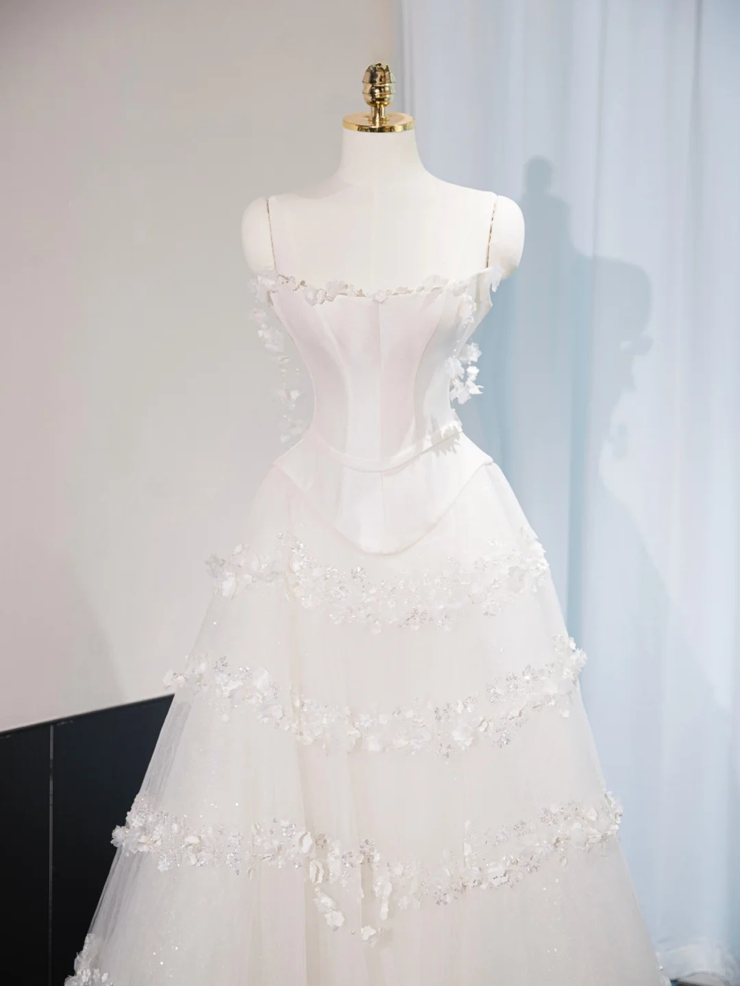 Robe de mariée longue princesse trapèze à bretelles spaghetti en satin blanc et tulle avec appliques C4448