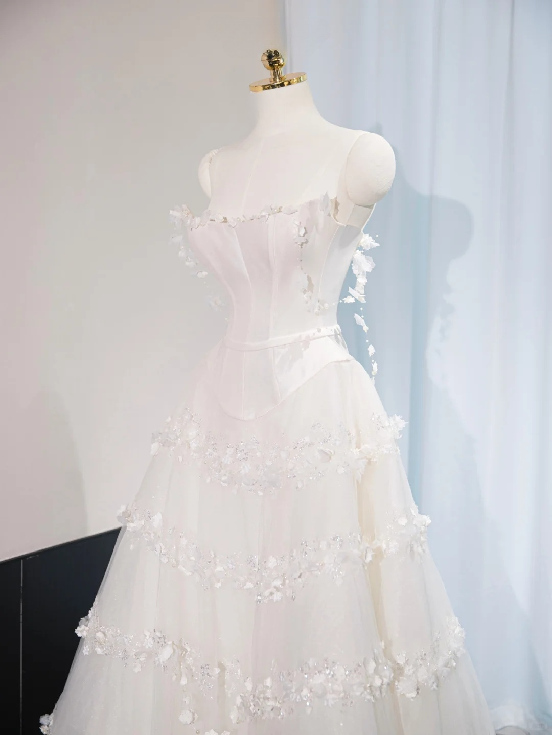 Robe de mariée longue princesse trapèze à bretelles spaghetti en satin blanc et tulle avec appliques C4448
