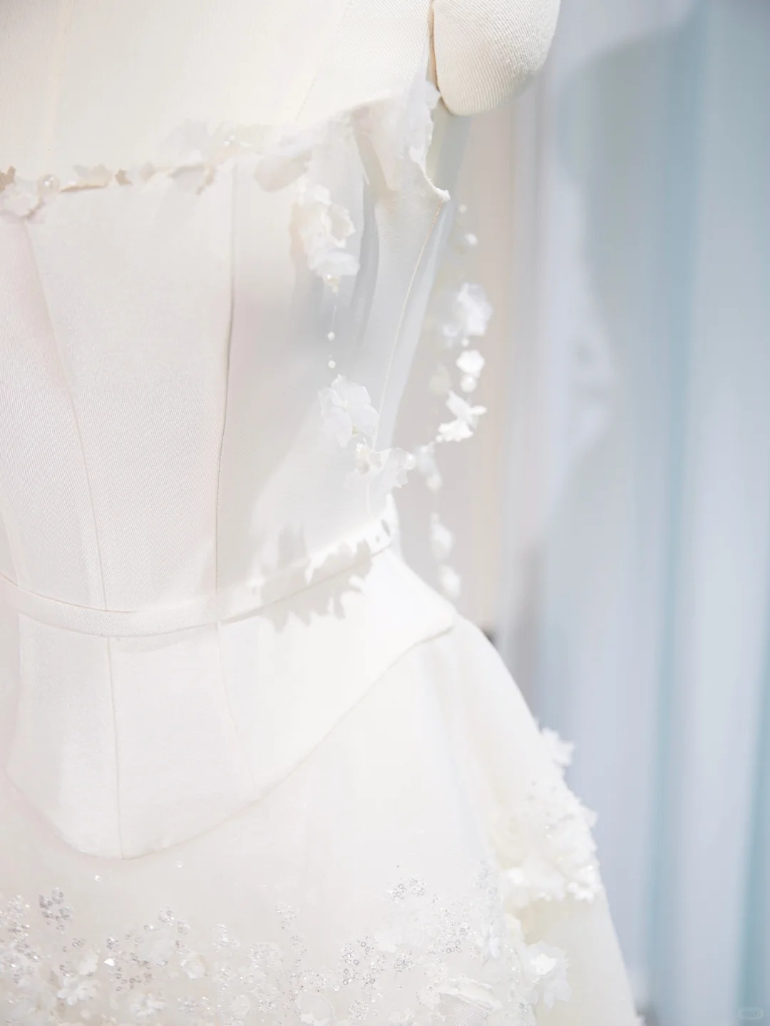 Robe de mariée longue princesse trapèze à bretelles spaghetti en satin blanc et tulle avec appliques C4448