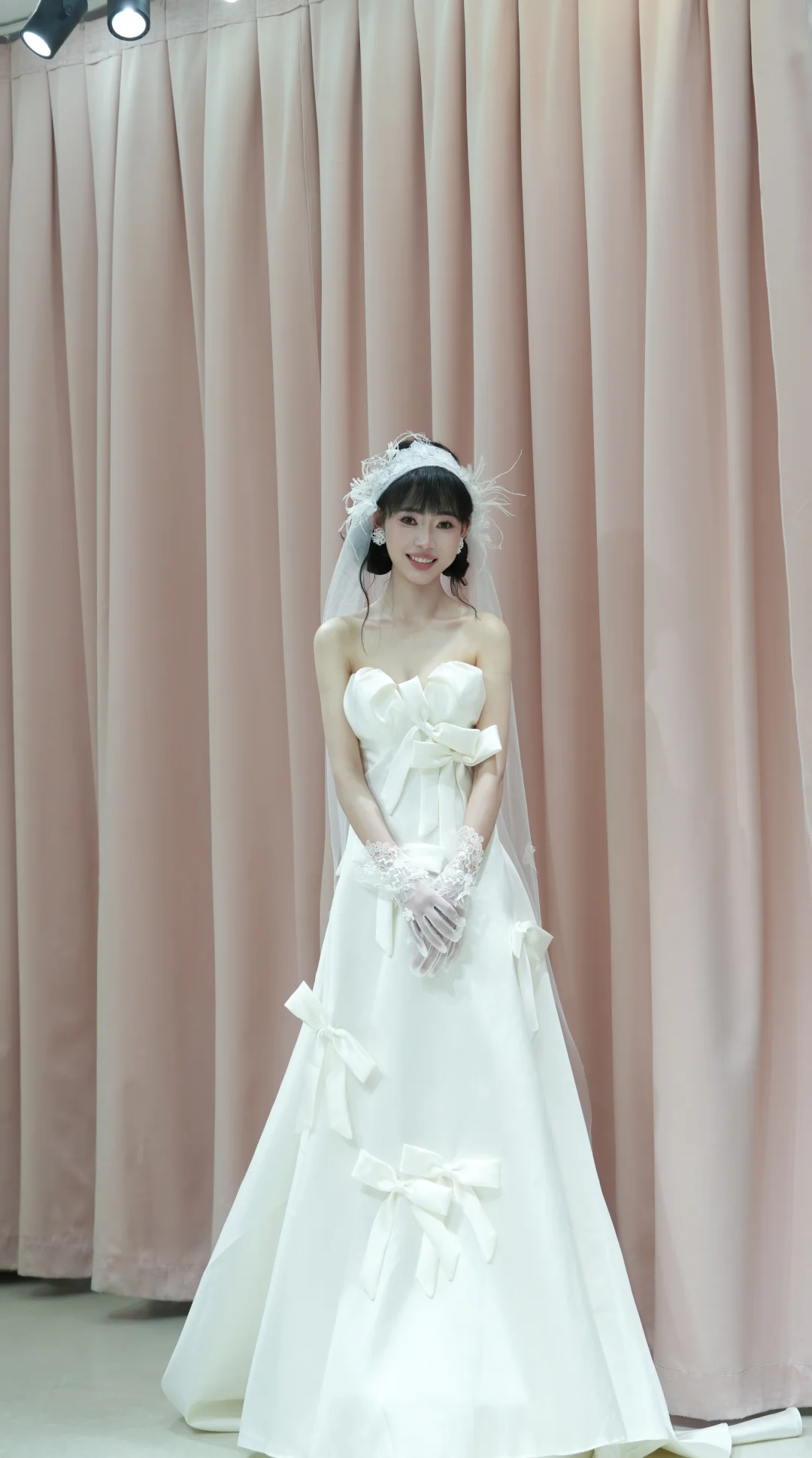 Robe de mariée longue en satin et tulle, coupe trapèze, sans bretelles, avec nœud et gants, voile, C4465