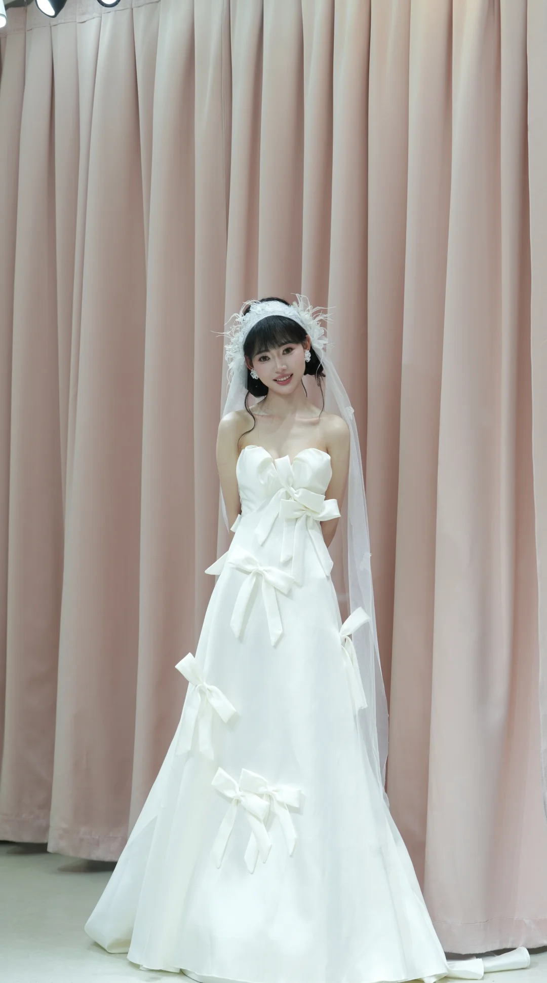 Robe de mariée longue en satin et tulle, coupe trapèze, sans bretelles, avec nœud et gants, voile, C4465