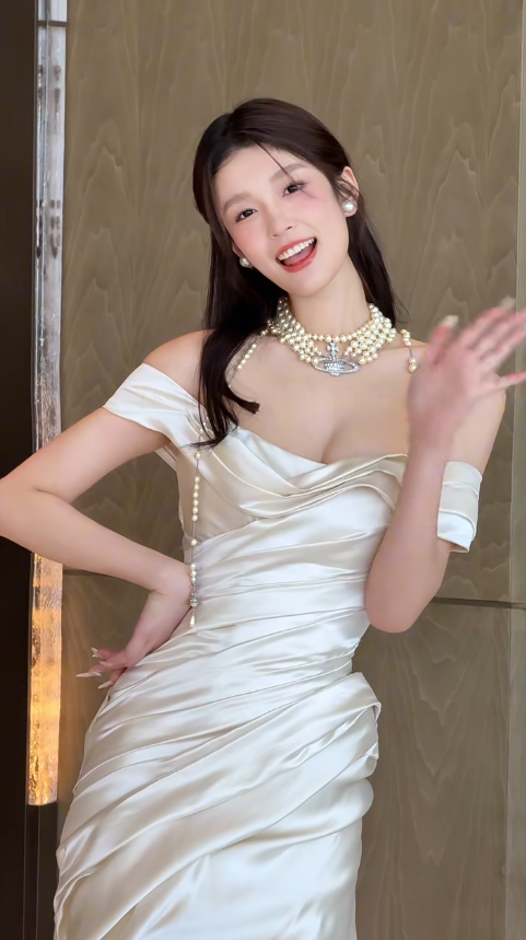 Jolie robe de mariée longue plissée en satin à épaules dénudées et style sirène C4467