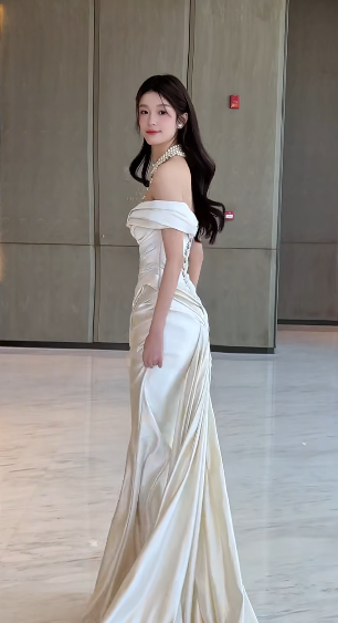 Jolie robe de mariée longue plissée en satin à épaules dénudées et style sirène C4467
