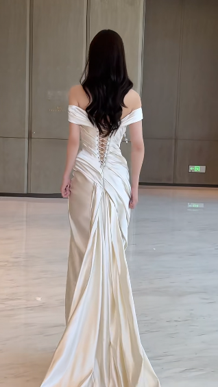Jolie robe de mariée longue plissée en satin à épaules dénudées et style sirène C4467