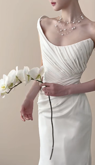 Robe de mariée longue plissée en satin à une épaule et style sirène élégante C4470