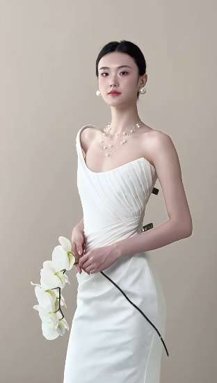 Robe de mariée longue plissée en satin à une épaule et style sirène élégante C4470