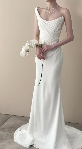 Robe de mariée longue plissée en satin à une épaule et style sirène élégante C4470