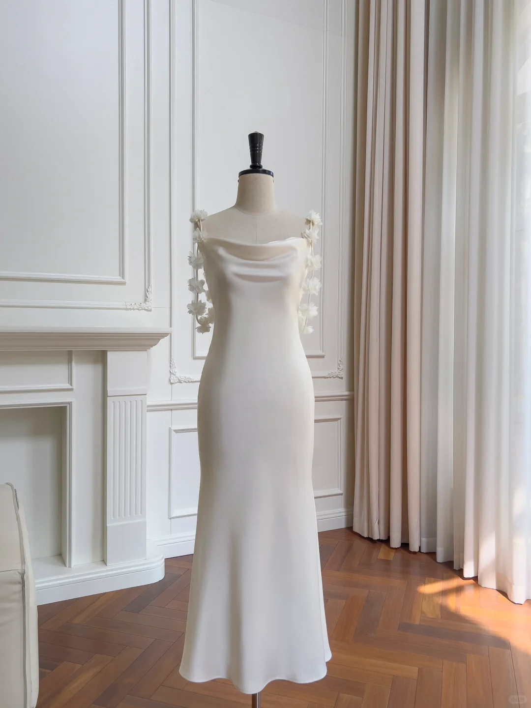 Robe de mariée longue en satin à bretelles spaghetti et style sirène élégante C4477
