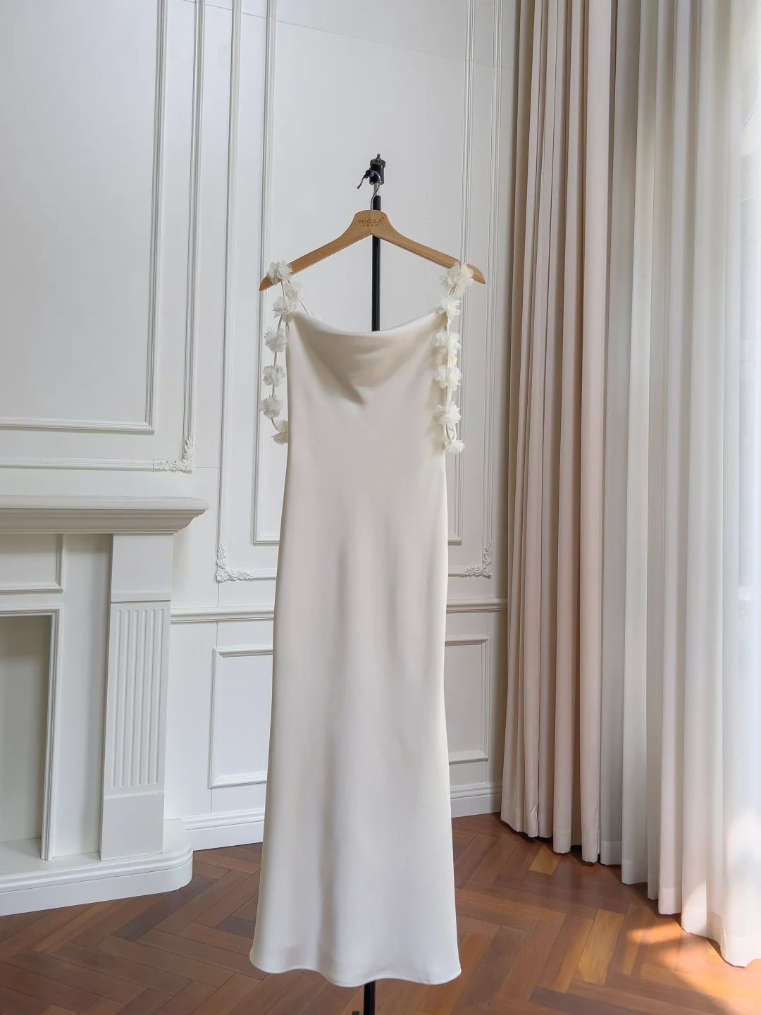 Robe de mariée longue en satin à bretelles spaghetti et style sirène élégante C4477