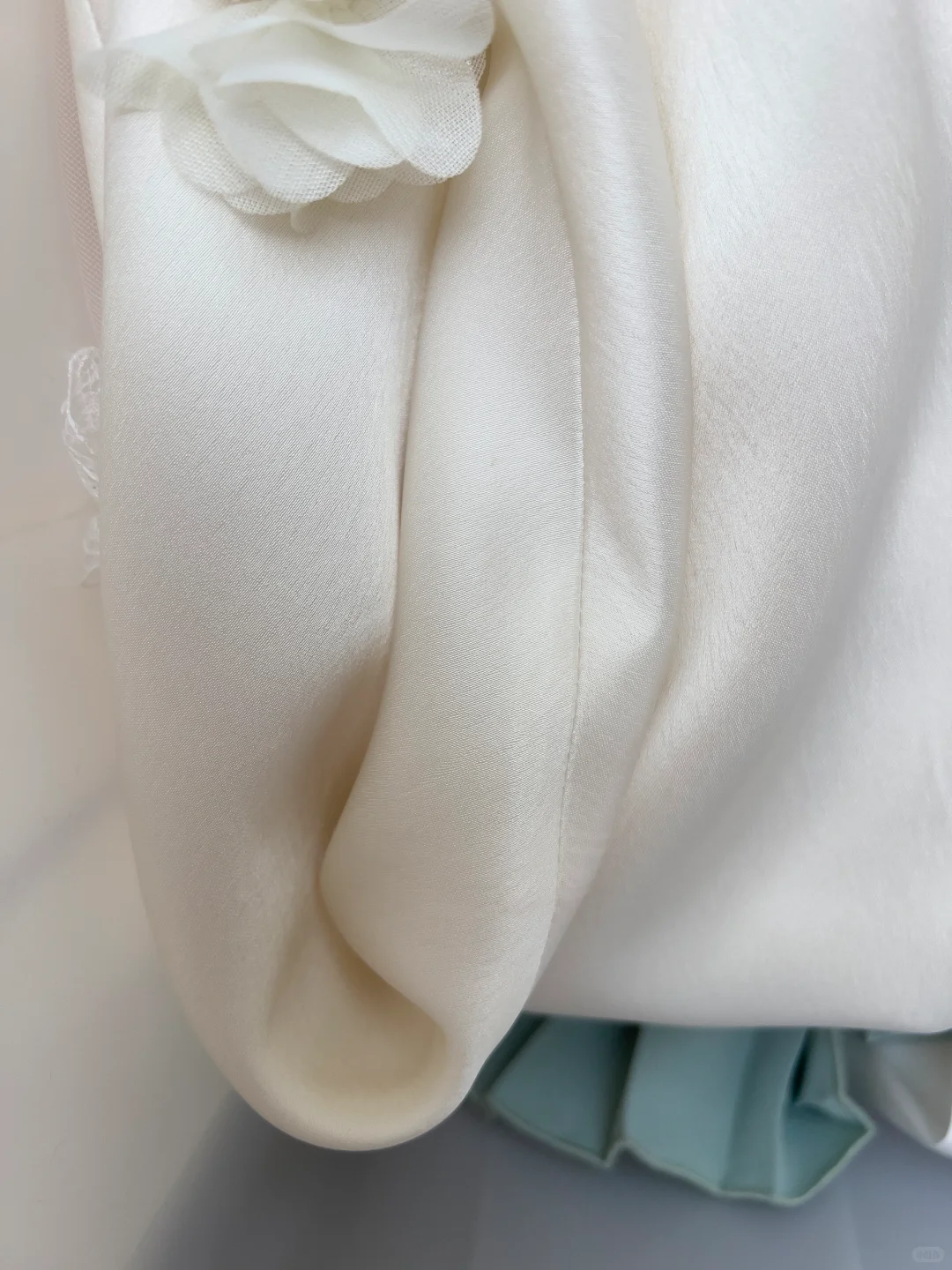 Robe de mariée longue en satin à bretelles spaghetti et style sirène élégante C4477