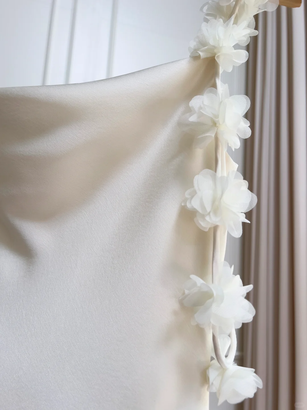 Robe de mariée longue en satin à bretelles spaghetti et style sirène élégante C4477