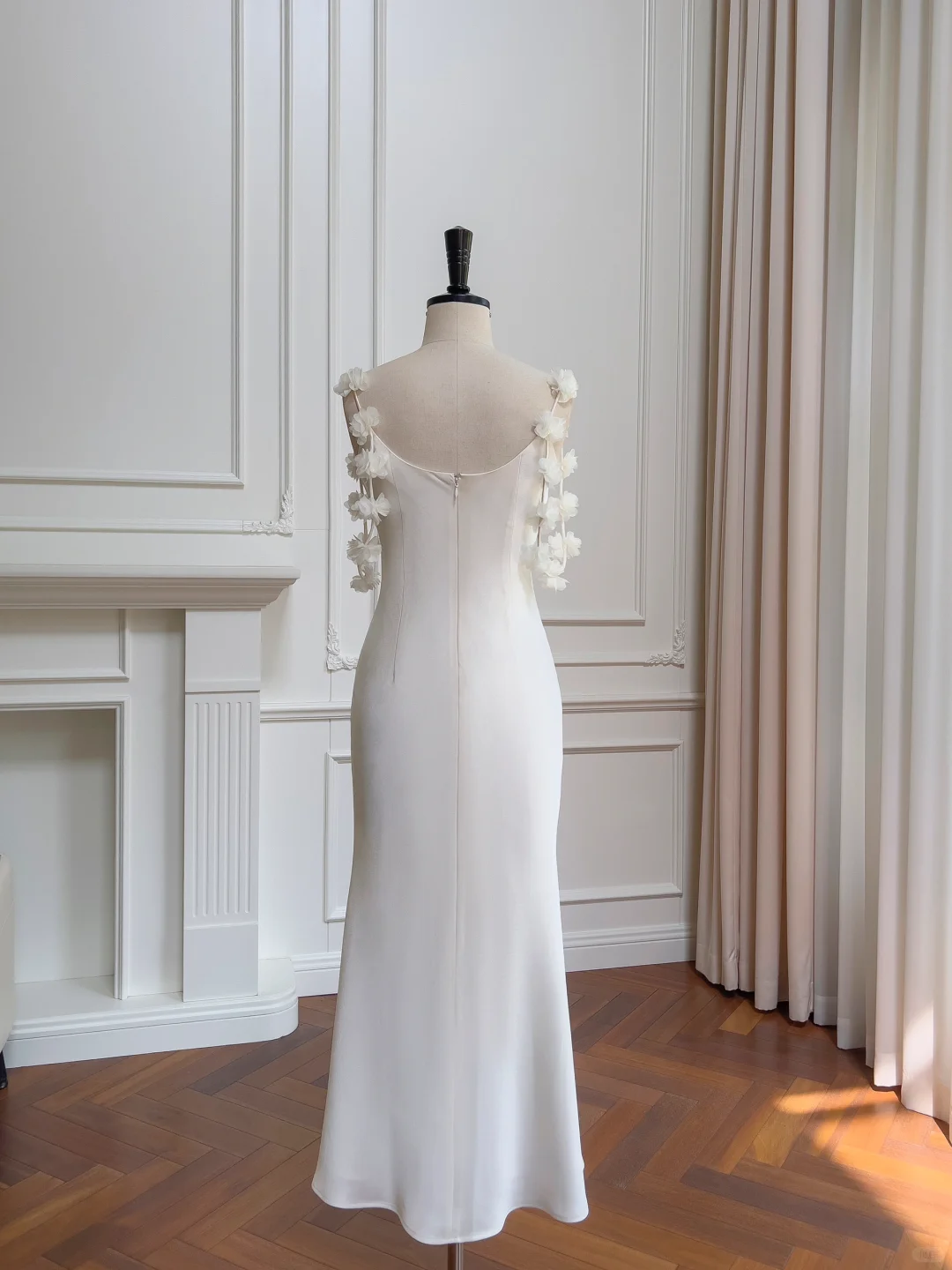 Robe de mariée longue en satin à bretelles spaghetti et style sirène élégante C4477