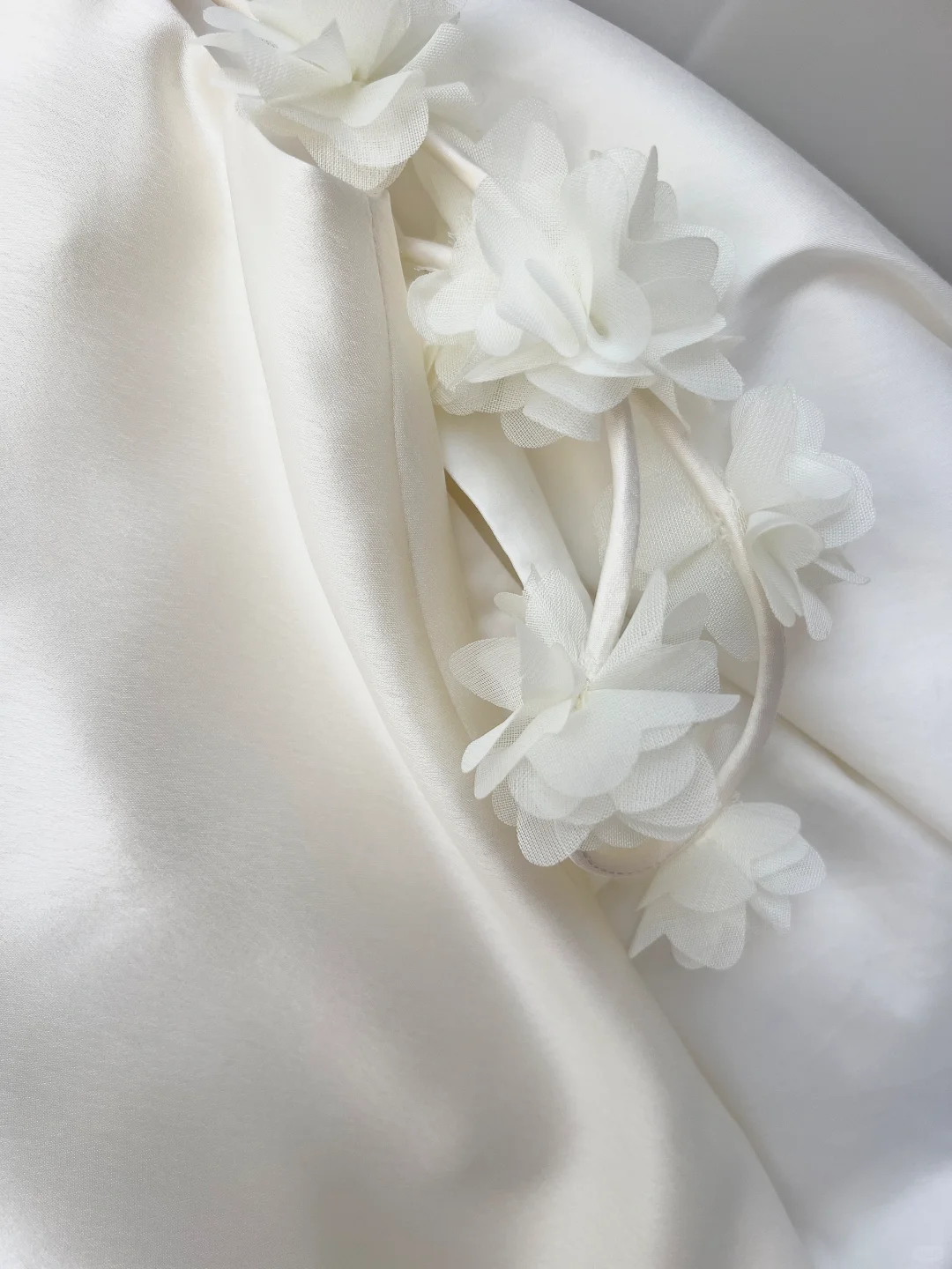 Robe de mariée longue en satin à bretelles spaghetti et style sirène élégante C4477