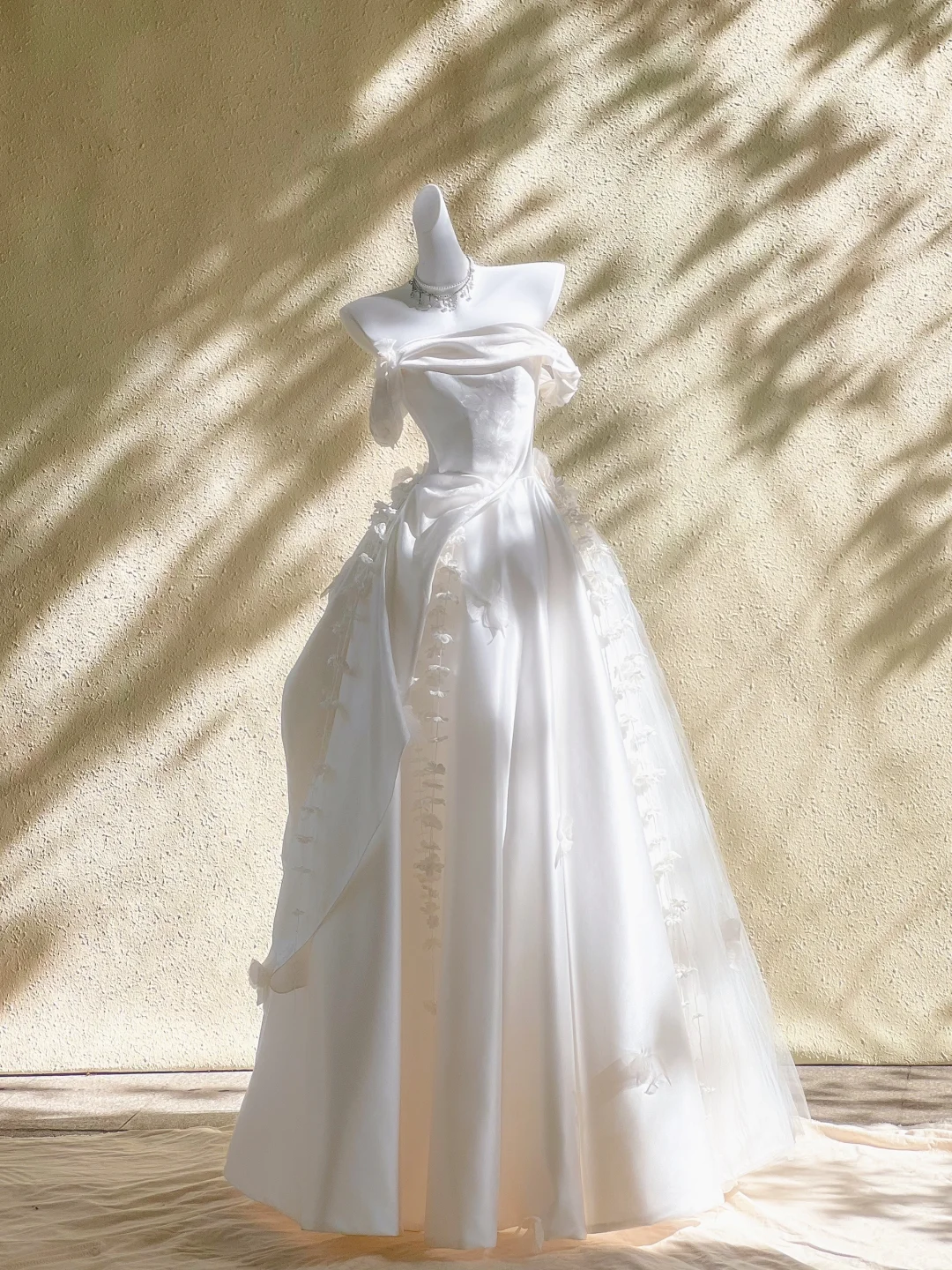 Robe de mariée longue en satin et tulle, épaules dénudées, coupe A unique, C4489